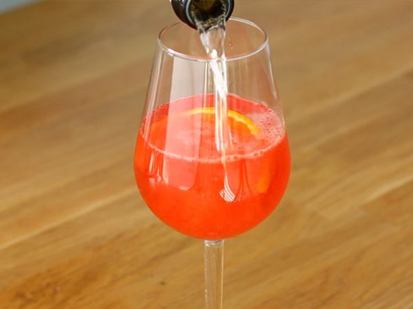 Spritz, kuuluisa italialainen cocktail Aperolilla - Valmistelu askel 2