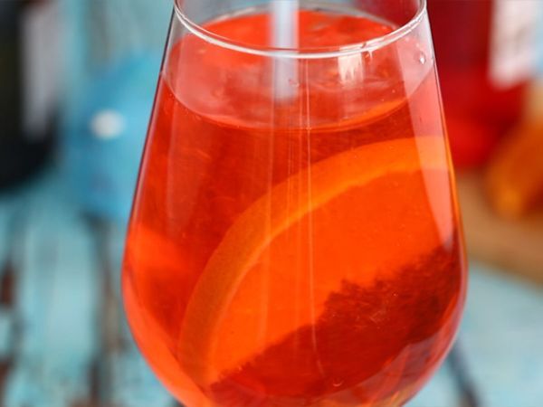 Spritz, kuuluisa italialainen cocktail Aperolilla - Valmistelu askel 4