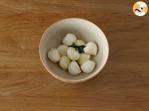 Mozzarellapalloja, suolakinkkua ja aurinkokuivattuja tomaatteja sisältävät aperitiivivartaat. - Valmistelu askel 1