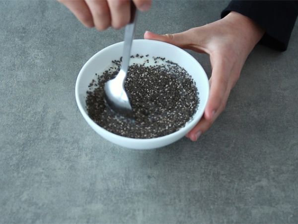 Chia-siemenvanukas kiivin kanssa - Valmistelu askel 1