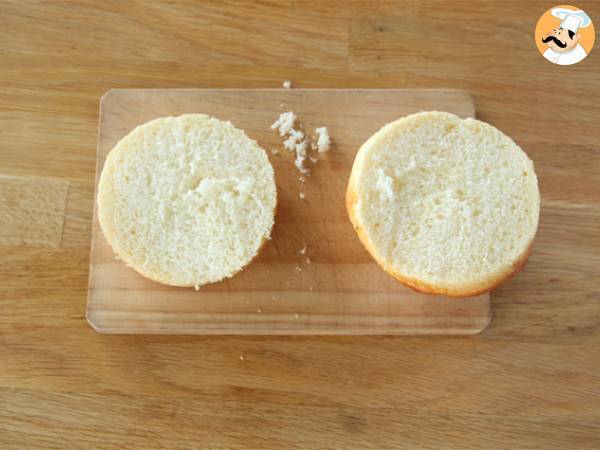 Italialaistyylinen hampurilainen: pestokastiketta, aurinkokuivattuja tomaatteja, mozzarellaa. - Valmistelu askel 1