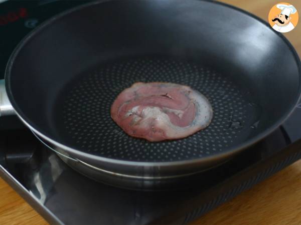 Italialaistyylinen hampurilainen: pestokastiketta, aurinkokuivattuja tomaatteja, mozzarellaa. - Valmistelu askel 3