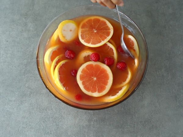 Vaaleanpunainen sangria roséviinillä - Valmistelu askel 2