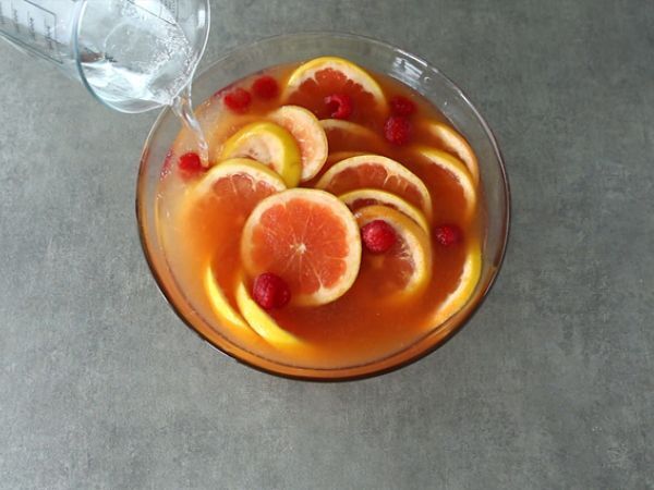 Vaaleanpunainen sangria roséviinillä - Valmistelu askel 3
