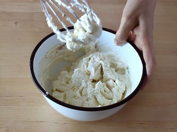 Porkkanakakku juustokakkutäytteellä - Valmistelu askel 1