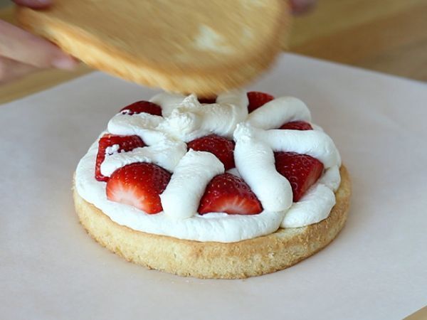 Kerroskakku mansikoiden ja mascarponekerman kanssa - Valmistelu askel 8