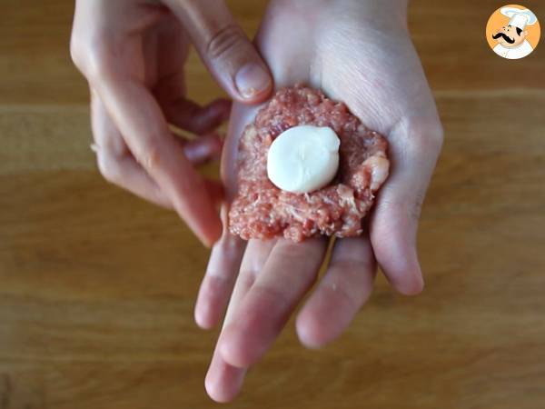 Mozzarellajuustolla täytetyt vasikanlihapullat - Valmistelu askel 3