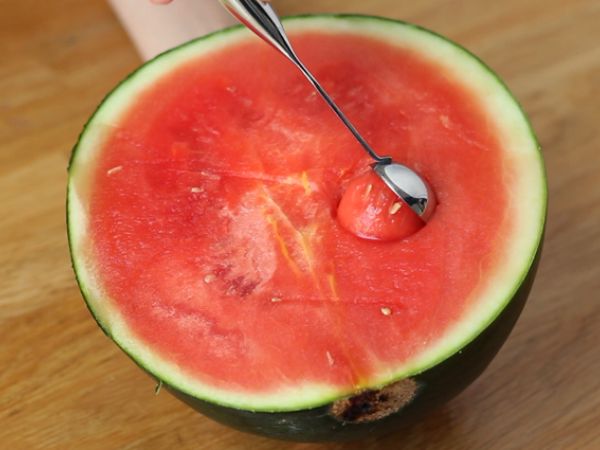 Melonisalaatti melonin päällä - Valmistelu askel 2