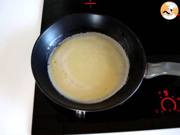 Täytetyt pannukakut béchamel-kastikkeella, juustolla ja kinkulla - Valmistelu askel 3