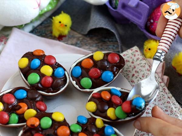 Pääsiäismunat, jotka on täytetty suklaisella jälkiruokakermalla ja M&M:llä. - Valmistelu askel 5