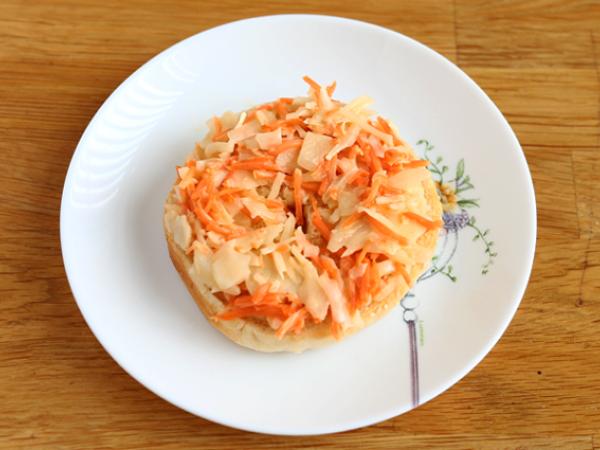 Kalkkunaleipä bagel, coleslaw ja keitetty kananmuna. - Valmistelu askel 1