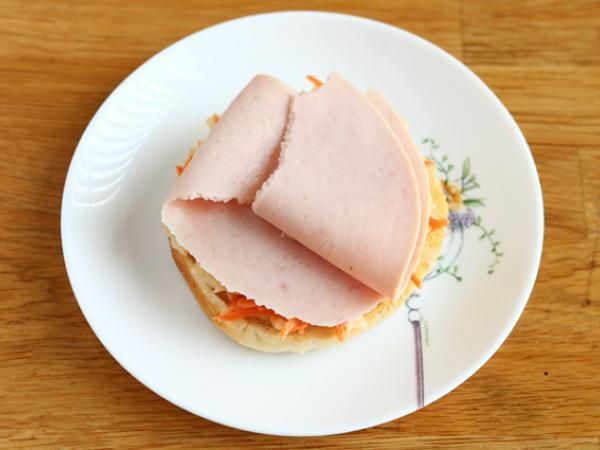 Kalkkunaleipä bagel, coleslaw ja keitetty kananmuna. - Valmistelu askel 2