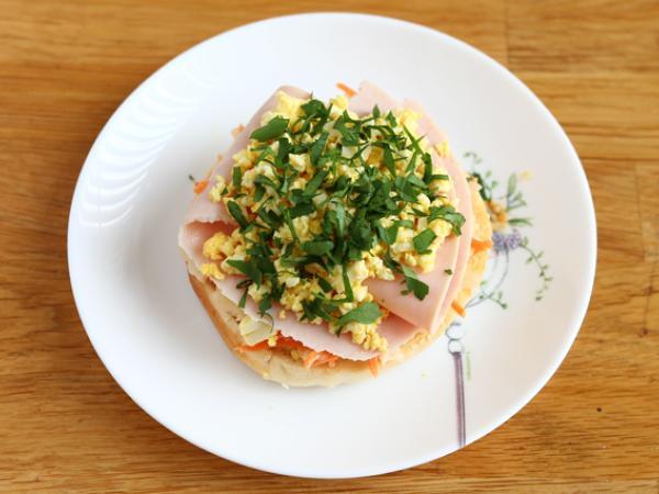 Kalkkunaleipä bagel, coleslaw ja keitetty kananmuna. - Valmistelu askel 3