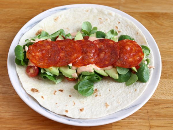 Chorizo-, avokado- ja tomaattitäytteinen tortilla-wrap - Valmistelu askel 3