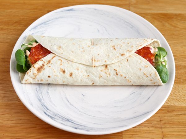 Chorizo-, avokado- ja tomaattitäytteinen tortilla-wrap - Valmistelu askel 4