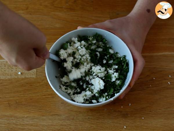 Turkkilaiset pannukakut fetalla, sitruunalla ja persiljalla - Gözleme - Valmistelu askel 4
