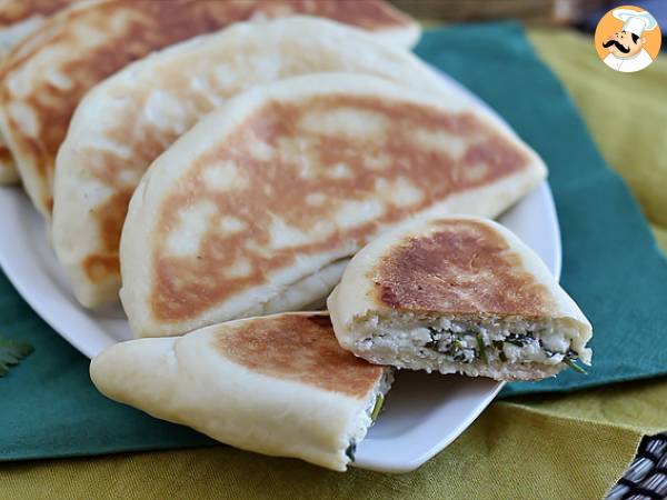 Turkkilaiset pannukakut fetalla, sitruunalla ja persiljalla - Gözleme - Valmistelu askel 9