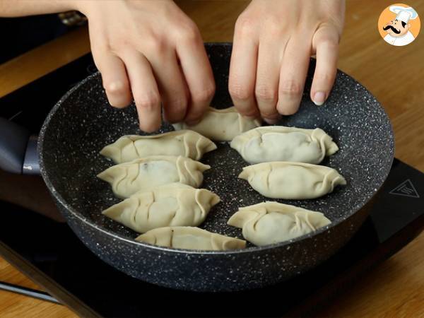 Gyozat kanan, porkkanoiden ja sienien kanssa - Valmistelu askel 10