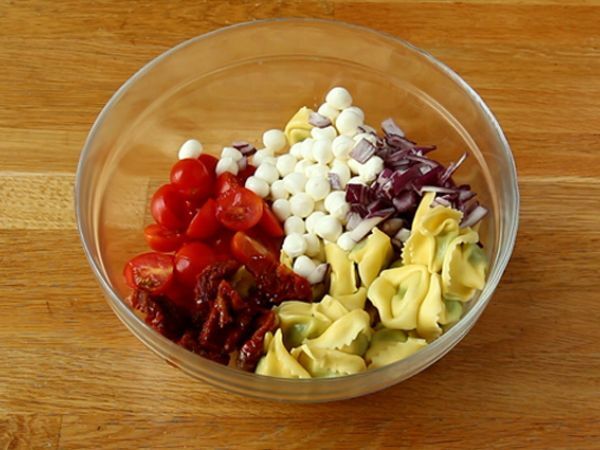 Tortellini-pestosalaatti - Valmistelu askel 2