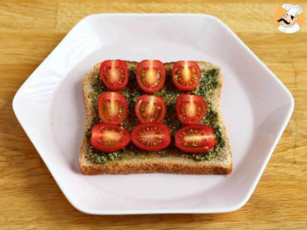 Bruschetta pestolla, kirsikkatomaateilla ja mozzarellalla - Valmistelu askel 2