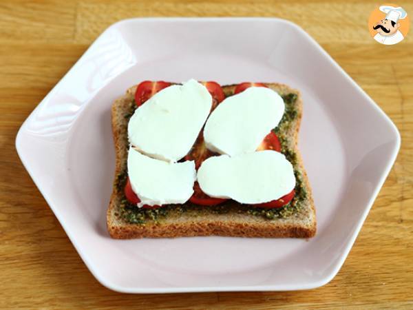 Bruschetta pestolla, kirsikkatomaateilla ja mozzarellalla - Valmistelu askel 3