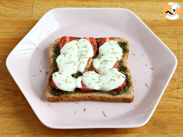 Bruschetta pestolla, kirsikkatomaateilla ja mozzarellalla - Valmistelu askel 4