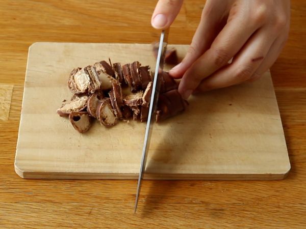 Upea Kinder Bueno -juustokakku ilman leivontaa - Valmistelu askel 3