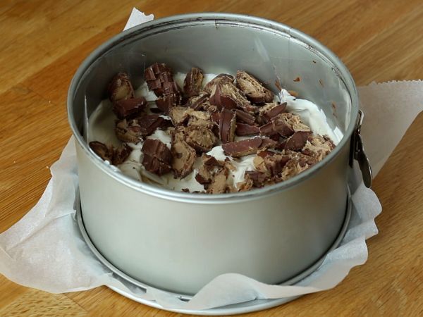 Upea Kinder Bueno -juustokakku ilman leivontaa - Valmistelu askel 4