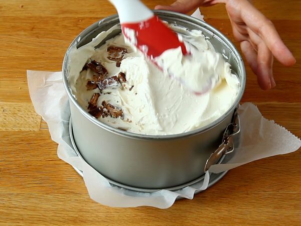 Upea Kinder Bueno -juustokakku ilman leivontaa - Valmistelu askel 5