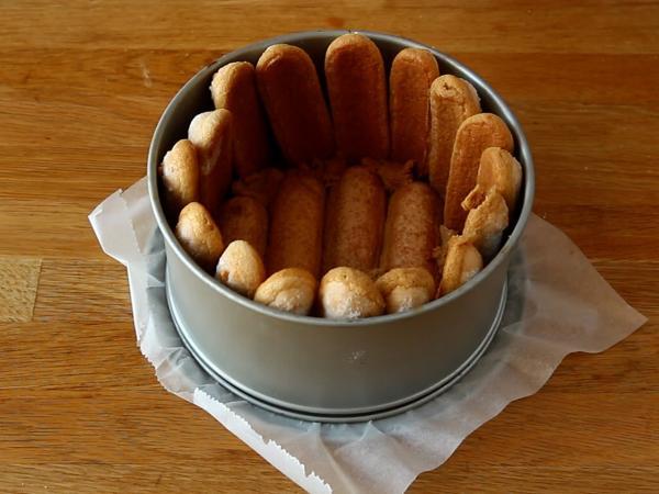 Herkullinen tiramisu-tyylinen charlotte ilman munia - Valmistelu askel 2