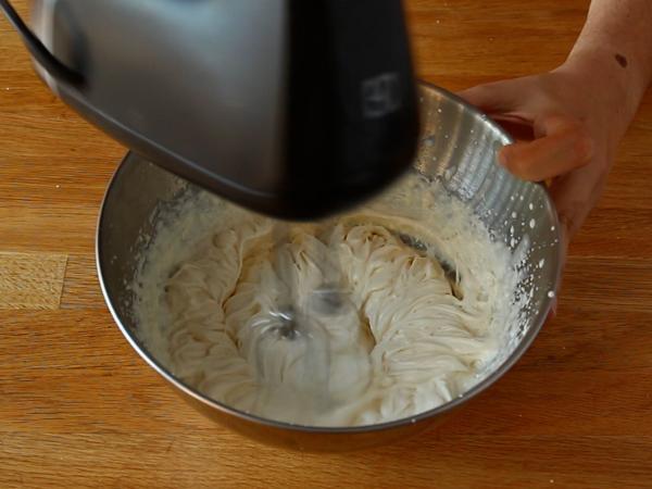 Herkullinen tiramisu-tyylinen charlotte ilman munia - Valmistelu askel 3