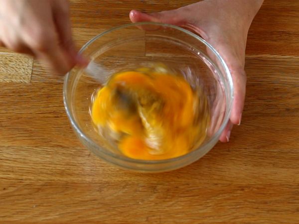 Omelettivoileipä - Ranskalaisen paahtoleivän munakasvoileipä - Munavoileipähakki - Valmistelu askel 1