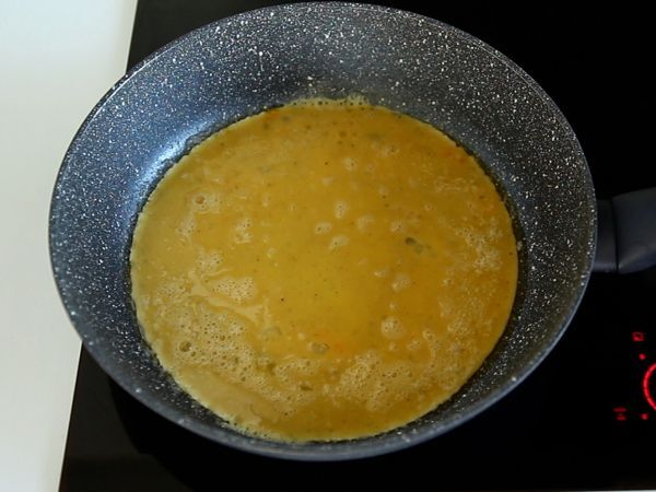 Omelettivoileipä - Ranskalaisen paahtoleivän munakasvoileipä - Munavoileipähakki - Valmistelu askel 2