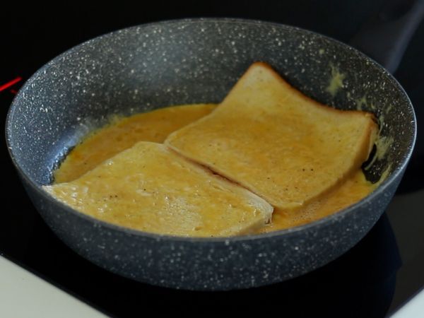 Omelettivoileipä - Ranskalaisen paahtoleivän munakasvoileipä - Munavoileipähakki - Valmistelu askel 3