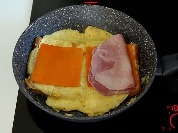 Omelettivoileipä - Ranskalaisen paahtoleivän munakasvoileipä - Munavoileipähakki - Valmistelu askel 4