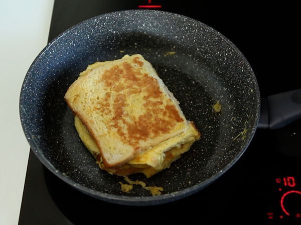 Omelettivoileipä - Ranskalaisen paahtoleivän munakasvoileipä - Munavoileipähakki - Valmistelu askel 5