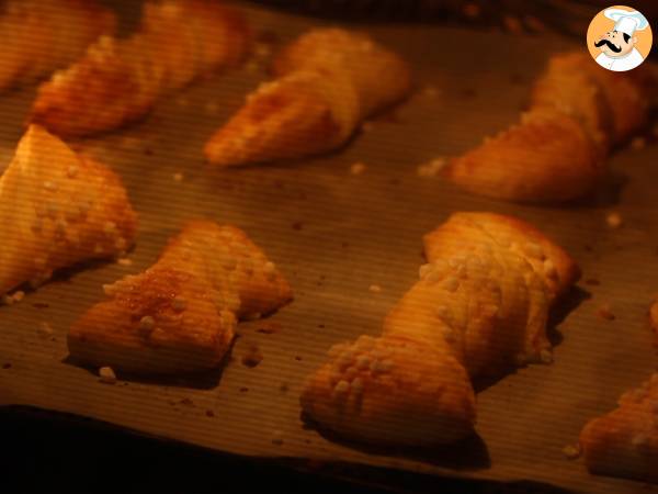Leivonnaiskierroksia vaniljakastikkeen kermalla täytettynä - Valmistelu askel 8