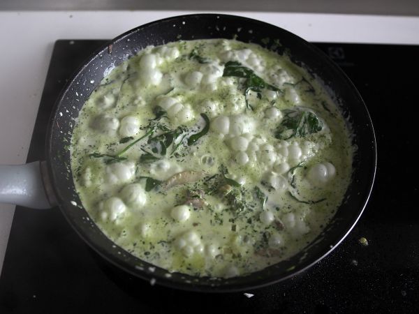 Kana ja kermaisen pinaatti- ja sienikastikkeen kera - Valmistelu askel 2