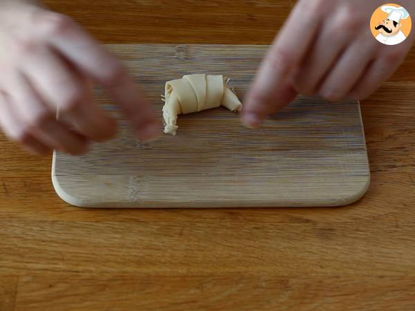 Leivonnaiscroissantit béchamel-kastikkeella, kinkulla ja juustolla - Valmistelu askel 3