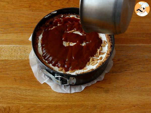 Erittäin herkullinen Snickers-tyylinen juustokakku - Valmistelu askel 7