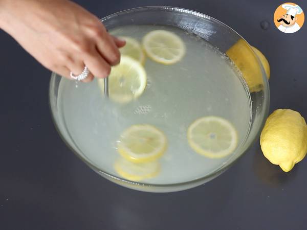 Gin fizz jaettavaksi kaikkien vieraiden kanssa aperitiivin aikana. - Valmistelu askel 1