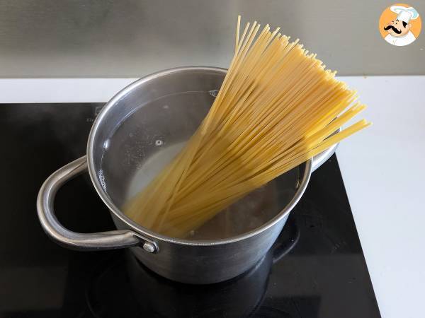 Spaghetti al fuoco di Bacco: punaviinipasta, joka tuo pöytään jotain erityistä - Valmistelu askel 2