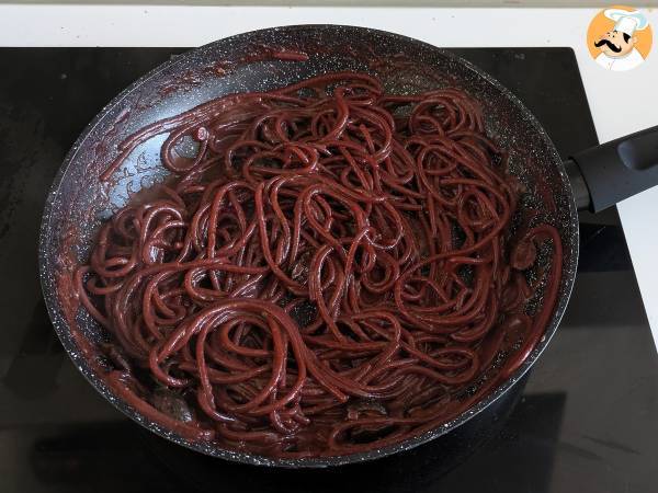 Spaghetti al fuoco di Bacco: punaviinipasta, joka tuo pöytään jotain erityistä - Valmistelu askel 6