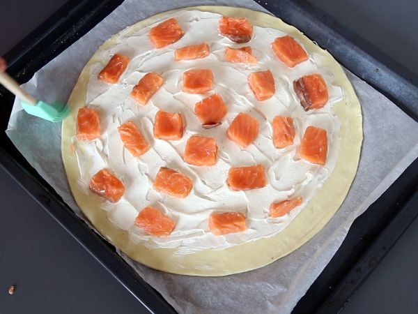 Kuohkea leivonnainen lohella ja tuorejuustolla, täydellinen aperitiiviksi naposteltavaksi - Valmistelu askel 3