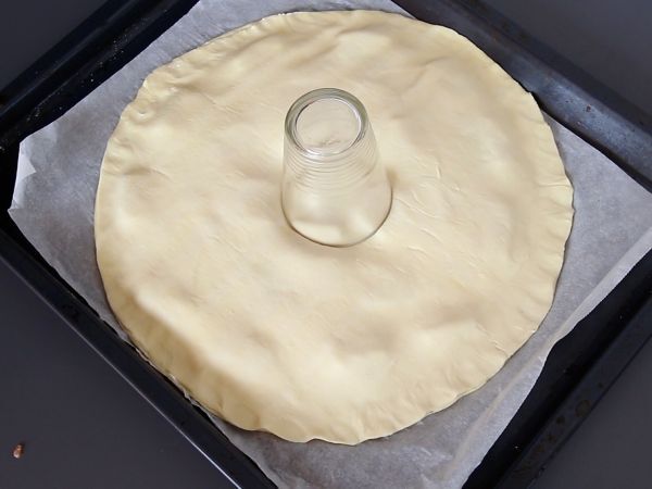 Kuohkea leivonnainen lohella ja tuorejuustolla, täydellinen aperitiiviksi naposteltavaksi - Valmistelu askel 4