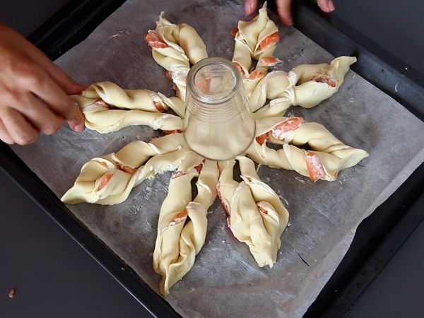 Kuohkea leivonnainen lohella ja tuorejuustolla, täydellinen aperitiiviksi naposteltavaksi - Valmistelu askel 5