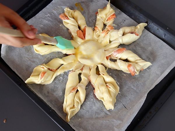 Kuohkea leivonnainen lohella ja tuorejuustolla, täydellinen aperitiiviksi naposteltavaksi - Valmistelu askel 6