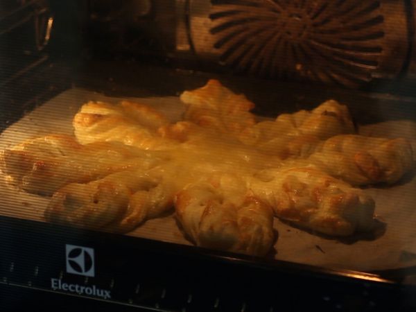Kuohkea leivonnainen lohella ja tuorejuustolla, täydellinen aperitiiviksi naposteltavaksi - Valmistelu askel 7
