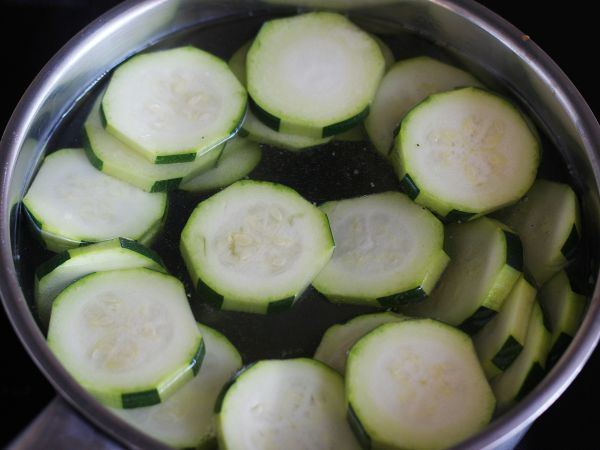 Miten keittää kesäkurpitsaa vedessä? - Valmistelu askel 2