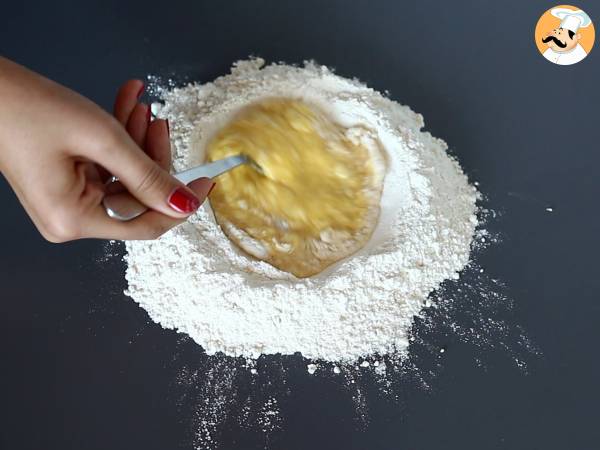 Caramelle, karkkien muotoiset ravioli, joissa on kurpitsan ja ricotta-täytettä. - Valmistelu askel 2
